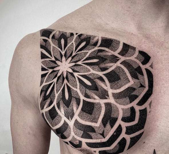 Tatuaż dotwork na klatce piersiowej