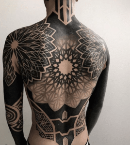 Dotwork tattoo na plecach mężczyzny