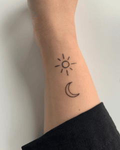 Niewielki tatuaż księżyc na ręce