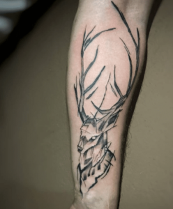 Geometryczny tatuaż jeleń na ręce