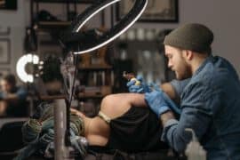 Tatuator wykorzystujący w swej pracy igły do tatuowania