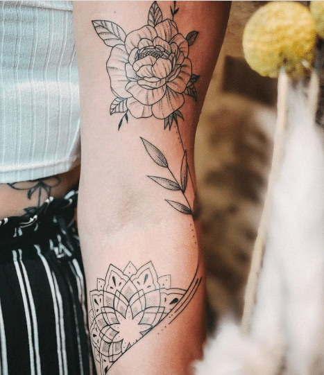 Delikatny tatuaż róża na ręce