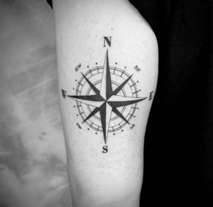 Czarny, neutralny tatuaż kompas