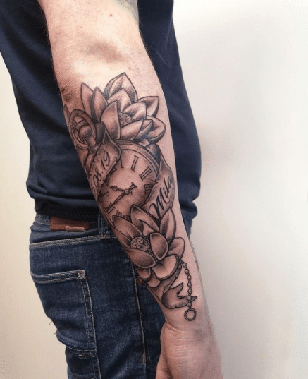 Męski tatuaż kwiat lotosu na ręce