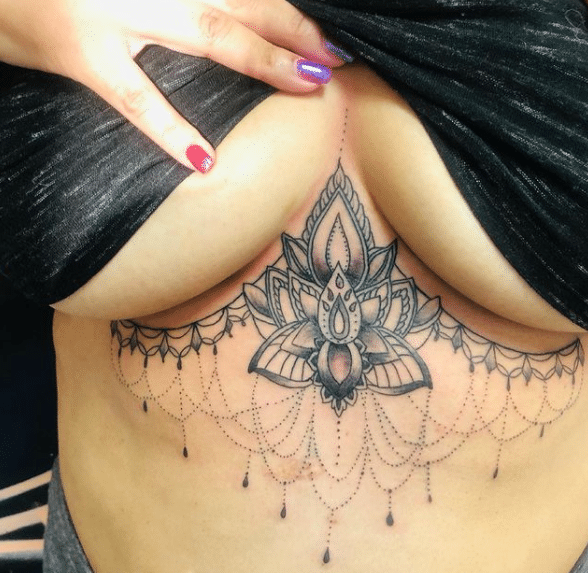 Kobieta z tatuażem kwiat lotosu między piersiami