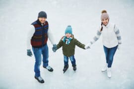 Dobrze przygotowani rodzice na łyżwach z dzieckiem