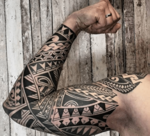 Męski tatuaż plemienny na ręce