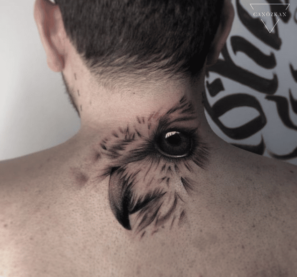Mężczyzna z tatuażem na karku