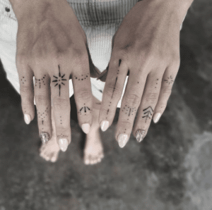 tatuaż handpoke na dłoniach