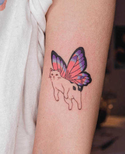 Tatuaż koty ze skrzydłami motyla