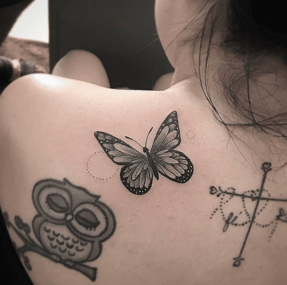 Tatuaż motyl na plecach kobiety
