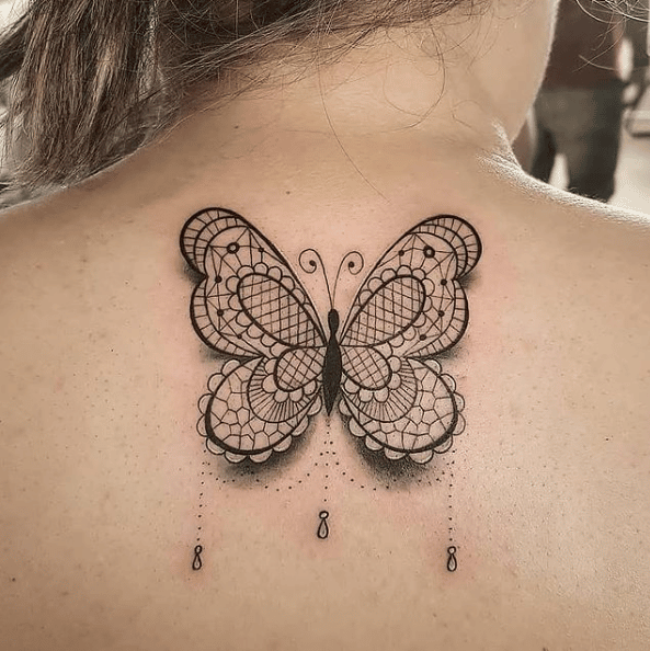Kobieta z tatuażem motylem na plecach