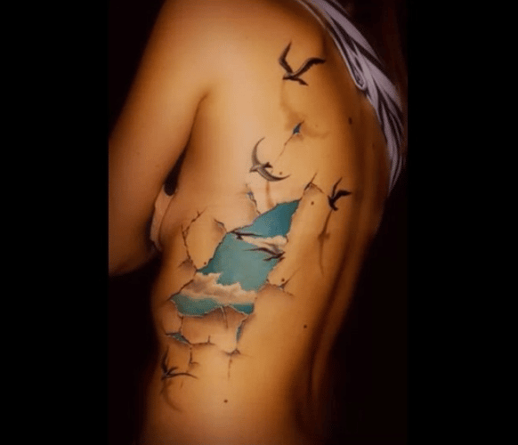 Tatuaż 3D na kobiecym ciele