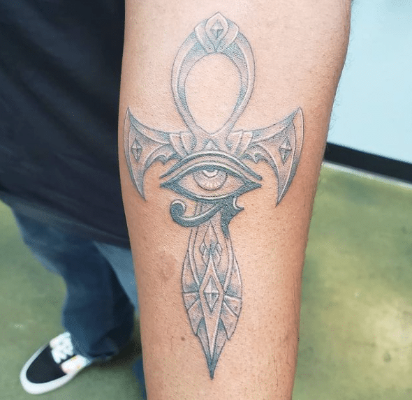 Tatuaż krzyż Ankh na ręce
