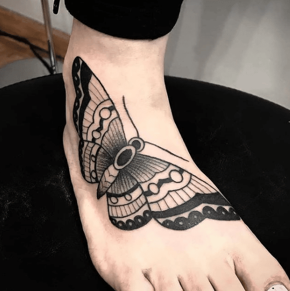Tatuaż motyl na stopie