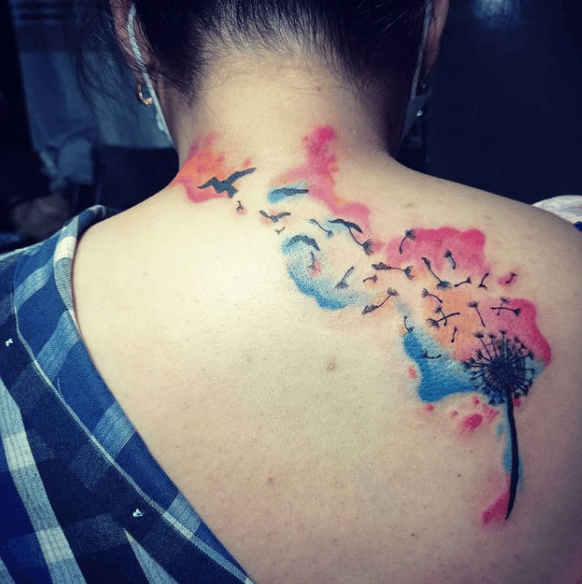 Kolorowy tatuaż dmuchawiec na plecach
