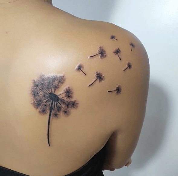 Tatuaz dmuchawiec wzór na plecach