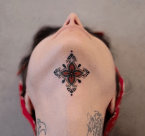 Kobieta z tatuaże dotwork przy szyi