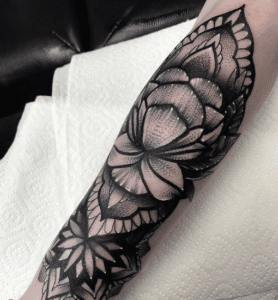 Dotwork tattoo na ręce