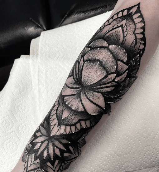 Tatuaż dotwork na ręce w stylu kobiecym