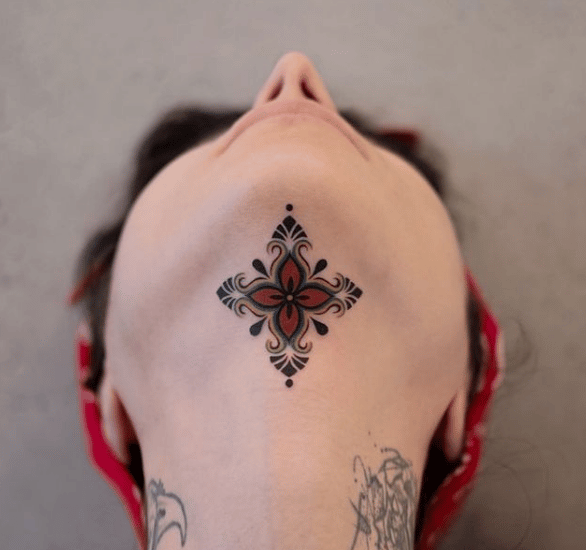 Kobieta z tatuaże dotwork przy szyi