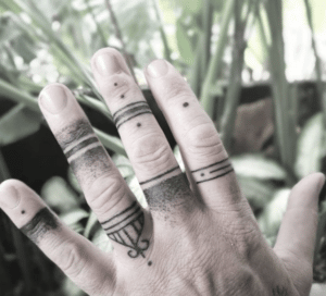 Wykonany hand poked tattoo na dłoni