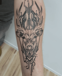 Geometryczny jeleń tattoo na ręce