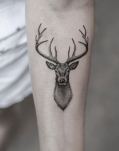 Tatuaż jeleń o wyjątkowym znaczeniu