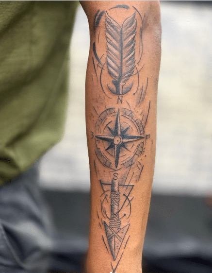 Tatuaz kompas na męskiej ręce