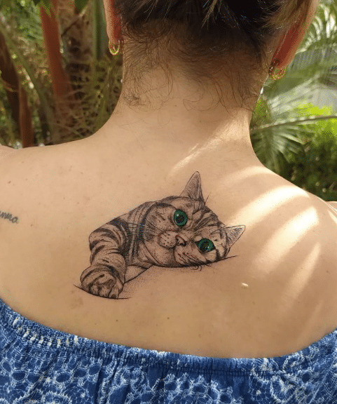 Tatuaż kot u kobiety na plecach
