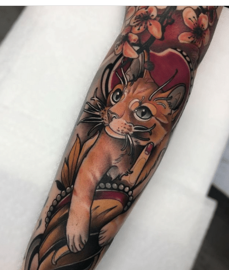 Rękaw zrobiony z tatuażu ze wzoru kota