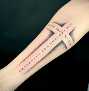 Tatuaż religijny krzyż na ręce
