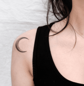 Tatuaż księżyc na ramieniu