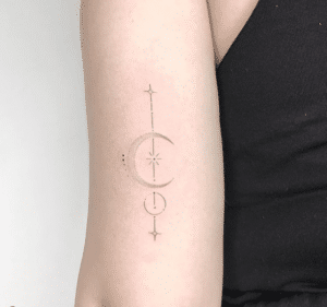 Tatuaż księżyc na ręce