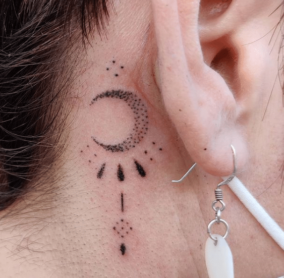 Tatuaż księżyc u kobiety za uchem