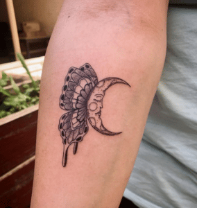 Tatuaż księżyc na ręce ze skrzydłami motyla