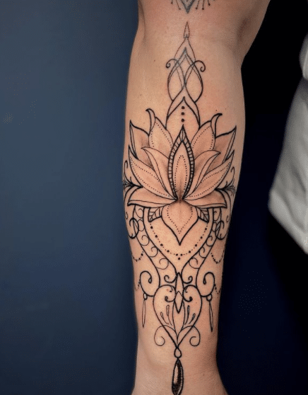 Tatuaż na ręce kwiat lotosu