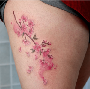 Tatuaz kwiat wiśni na nodze