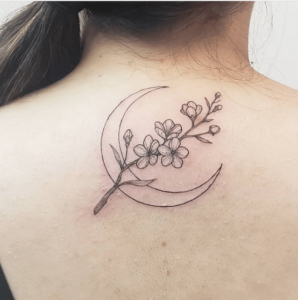 Delikatny tatuaż kwiat wiśni na ciele