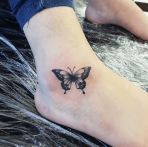 Tatuaż motyl na kostce