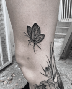 Tatuaż motyl na nodze