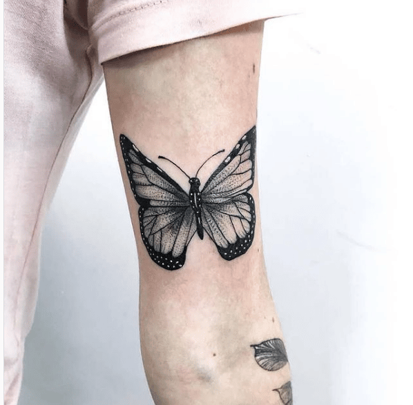 Tatuaż motyl na przedramieniu