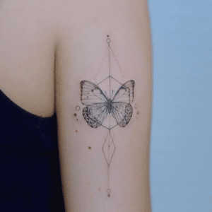 Tatuaż motyl na damskiej ręce
