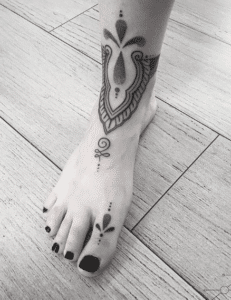 Damski tatuaż na stopie