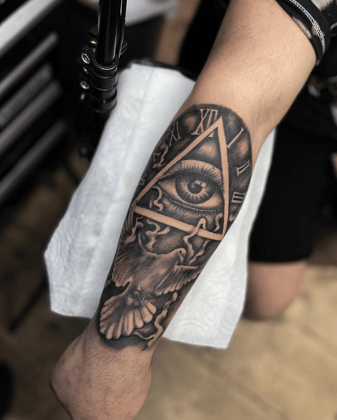 Ręka z tatuażem oko proroka