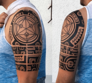 Mężczyzna z tatuażem plemiennym