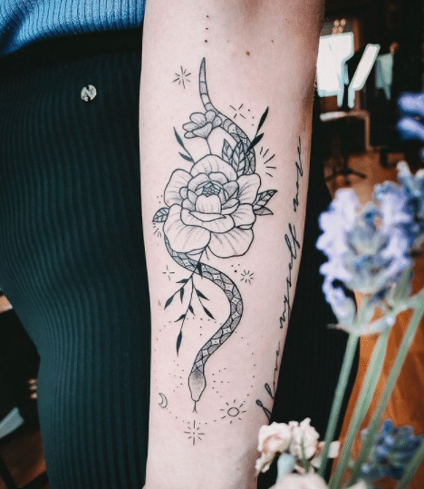 Tatuaż róża i wąż na ręce