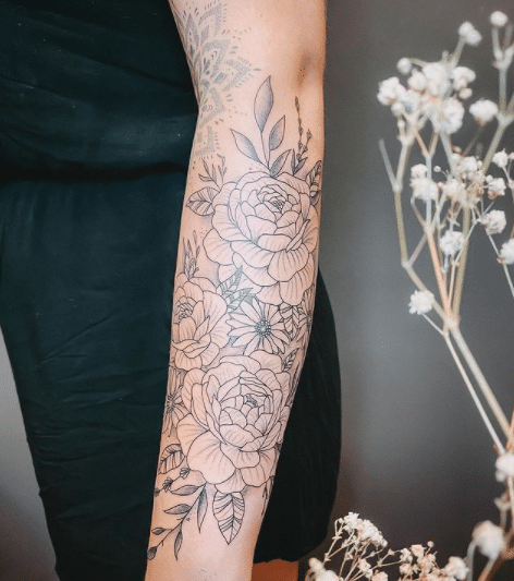 Tatuaż, róże u kobiety na ręce