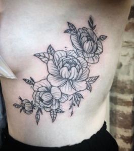 Tatuaz róża na żebrach