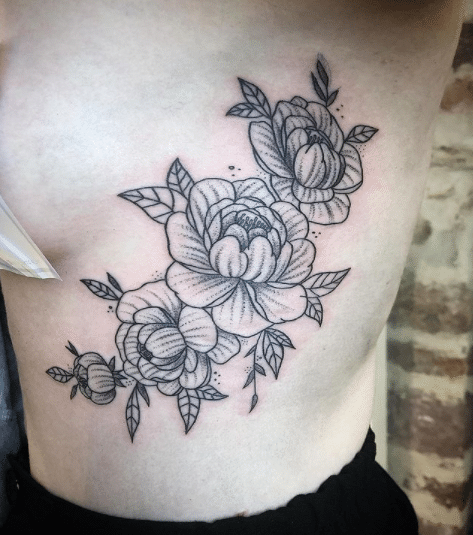 Tatuaż róża na żebrach